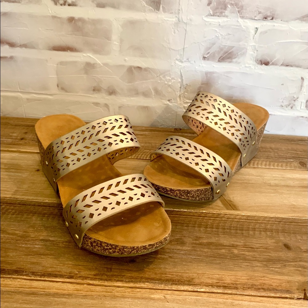 💖Gold Slip On Sandals size 6